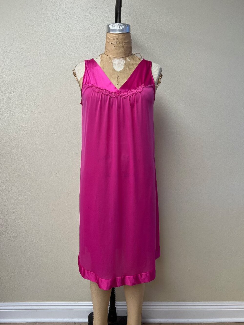 Vintage 1980s 80s Vanity Fair Nylon Fuchsia Pink Embroidered Nightgown Medium